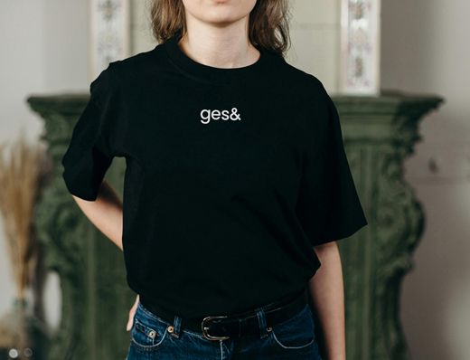 T-shirt mit ges& aufdruck